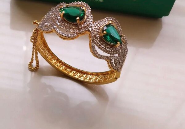 Emerald doublet stone Jarao Openabel Bangle